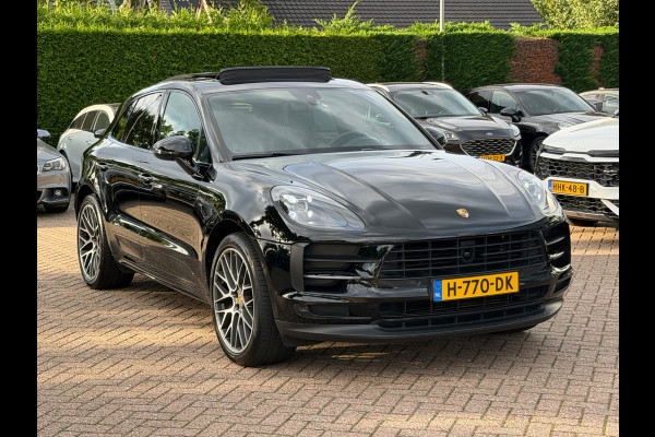 Porsche Macan 2.0 / Trekhaak / Panoramadak / Camera / Adaptieve Stoelen / Luchtvering / 21'' / Bose / Sportchrono / CarPlay / Dodehoek / DAB / ACC