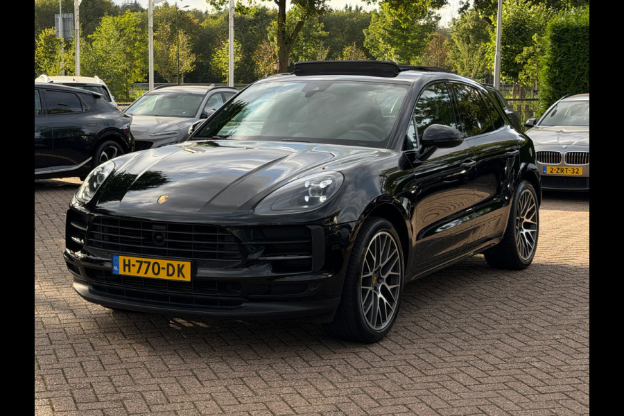 Porsche Macan 2.0 / Trekhaak / Panoramadak / Camera / Adaptieve Stoelen / Luchtvering / 21'' / Bose / Sportchrono / CarPlay / Dodehoek / DAB / ACC