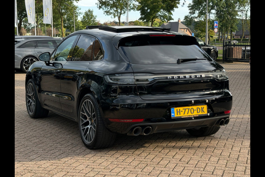 Porsche Macan 2.0 / Trekhaak / Panoramadak / Camera / Adaptieve Stoelen / Luchtvering / 21'' / Bose / Sportchrono / CarPlay / Dodehoek / DAB / ACC