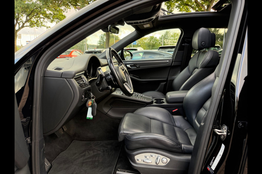 Porsche Macan 2.0 / Trekhaak / Panoramadak / Camera / Adaptieve Stoelen / Luchtvering / 21'' / Bose / Sportchrono / CarPlay / Dodehoek / DAB / ACC