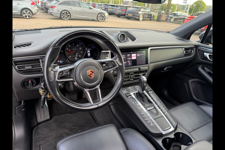 Porsche Macan 2.0 / Trekhaak / Panoramadak / Camera / Adaptieve Stoelen / Luchtvering / 21'' / Bose / Sportchrono / CarPlay / Dodehoek / DAB / ACC