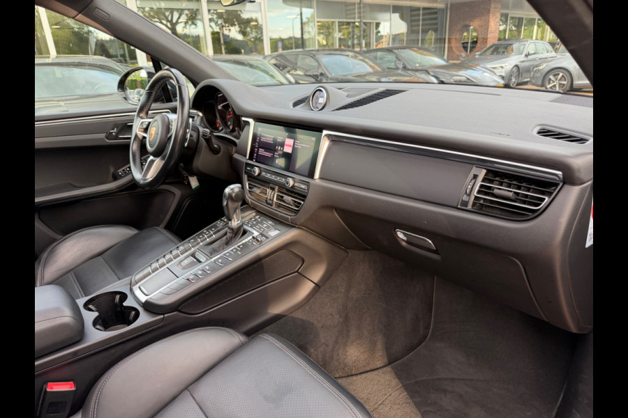 Porsche Macan 2.0 / Trekhaak / Panoramadak / Camera / Adaptieve Stoelen / Luchtvering / 21'' / Bose / Sportchrono / CarPlay / Dodehoek / DAB / ACC
