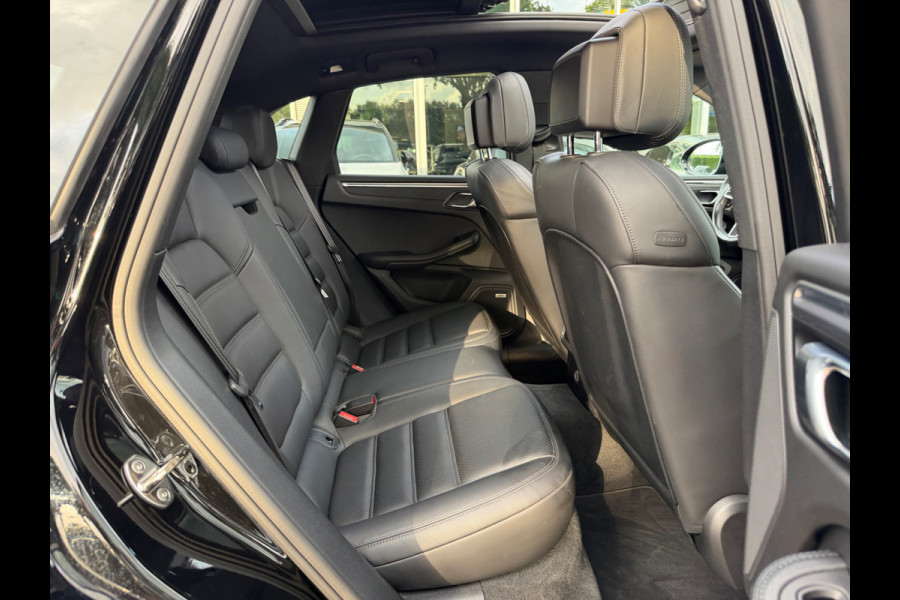 Porsche Macan 2.0 / Trekhaak / Panoramadak / Camera / Adaptieve Stoelen / Luchtvering / 21'' / Bose / Sportchrono / CarPlay / Dodehoek / DAB / ACC