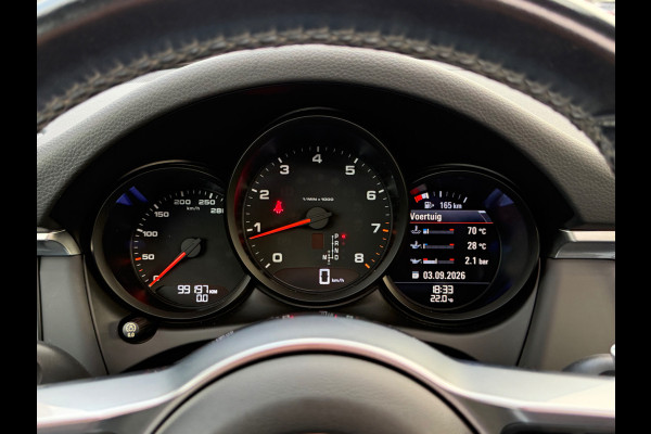 Porsche Macan 2.0 / Trekhaak / Panoramadak / Camera / Adaptieve Stoelen / Luchtvering / 21'' / Bose / Sportchrono / CarPlay / Dodehoek / DAB / ACC