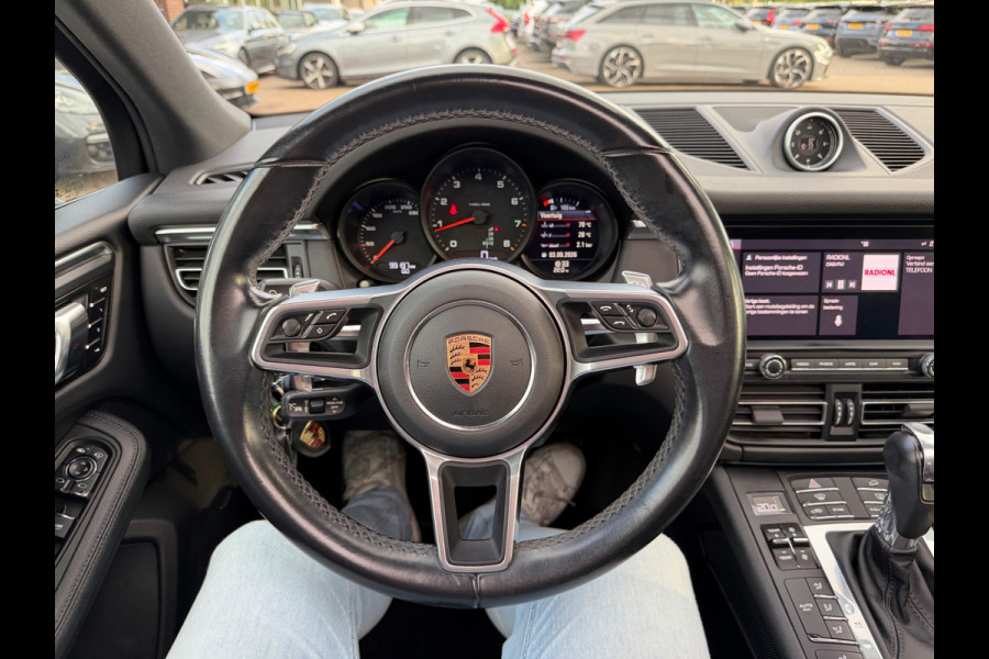 Porsche Macan 2.0 / Trekhaak / Panoramadak / Camera / Adaptieve Stoelen / Luchtvering / 21'' / Bose / Sportchrono / CarPlay / Dodehoek / DAB / ACC