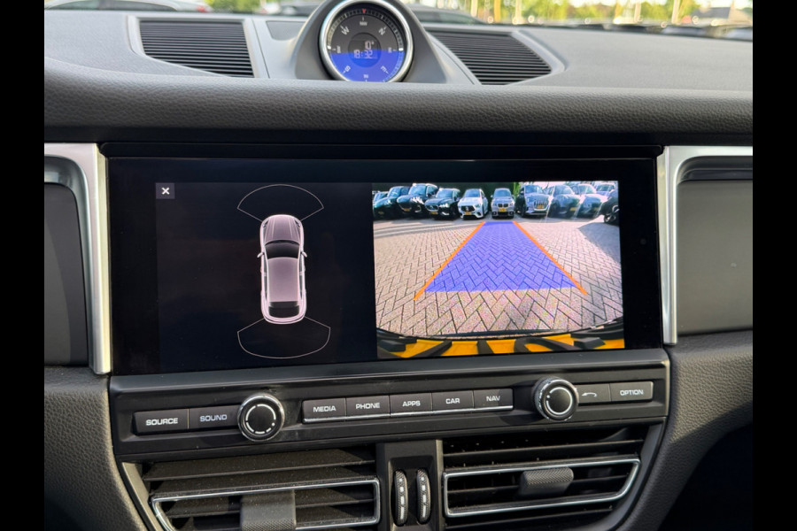Porsche Macan 2.0 / Trekhaak / Panoramadak / Camera / Adaptieve Stoelen / Luchtvering / 21'' / Bose / Sportchrono / CarPlay / Dodehoek / DAB / ACC