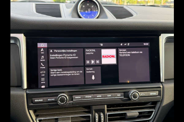 Porsche Macan 2.0 / Trekhaak / Panoramadak / Camera / Adaptieve Stoelen / Luchtvering / 21'' / Bose / Sportchrono / CarPlay / Dodehoek / DAB / ACC