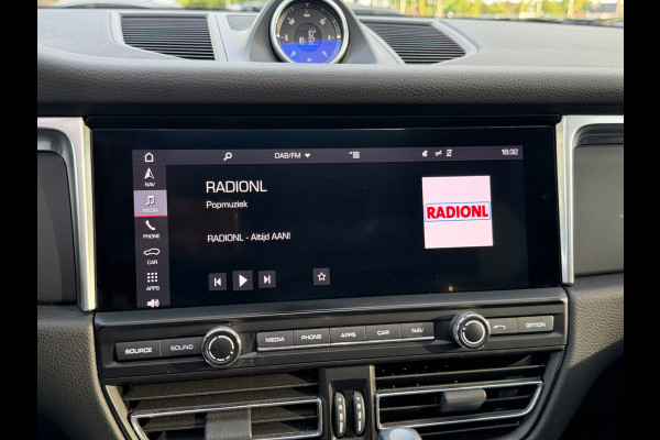Porsche Macan 2.0 / Trekhaak / Panoramadak / Camera / Adaptieve Stoelen / Luchtvering / 21'' / Bose / Sportchrono / CarPlay / Dodehoek / DAB / ACC
