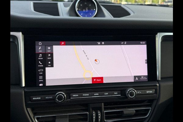 Porsche Macan 2.0 / Trekhaak / Panoramadak / Camera / Adaptieve Stoelen / Luchtvering / 21'' / Bose / Sportchrono / CarPlay / Dodehoek / DAB / ACC