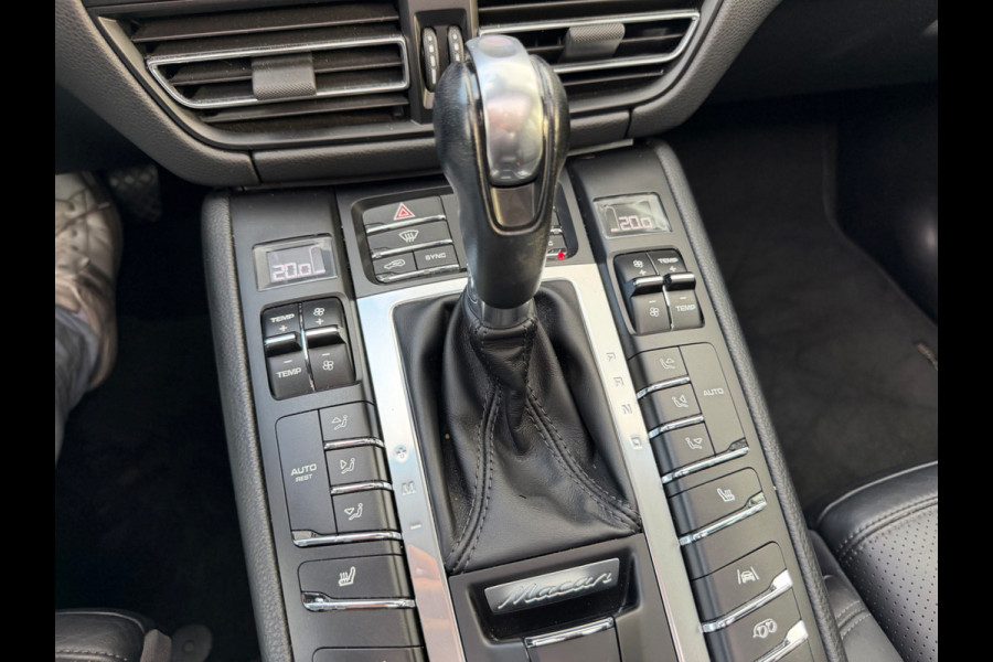 Porsche Macan 2.0 / Trekhaak / Panoramadak / Camera / Adaptieve Stoelen / Luchtvering / 21'' / Bose / Sportchrono / CarPlay / Dodehoek / DAB / ACC