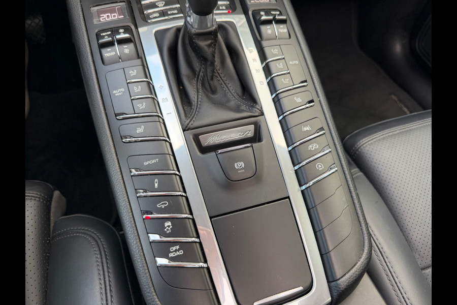 Porsche Macan 2.0 / Trekhaak / Panoramadak / Camera / Adaptieve Stoelen / Luchtvering / 21'' / Bose / Sportchrono / CarPlay / Dodehoek / DAB / ACC