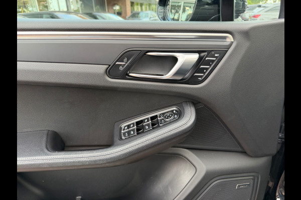 Porsche Macan 2.0 / Trekhaak / Panoramadak / Camera / Adaptieve Stoelen / Luchtvering / 21'' / Bose / Sportchrono / CarPlay / Dodehoek / DAB / ACC