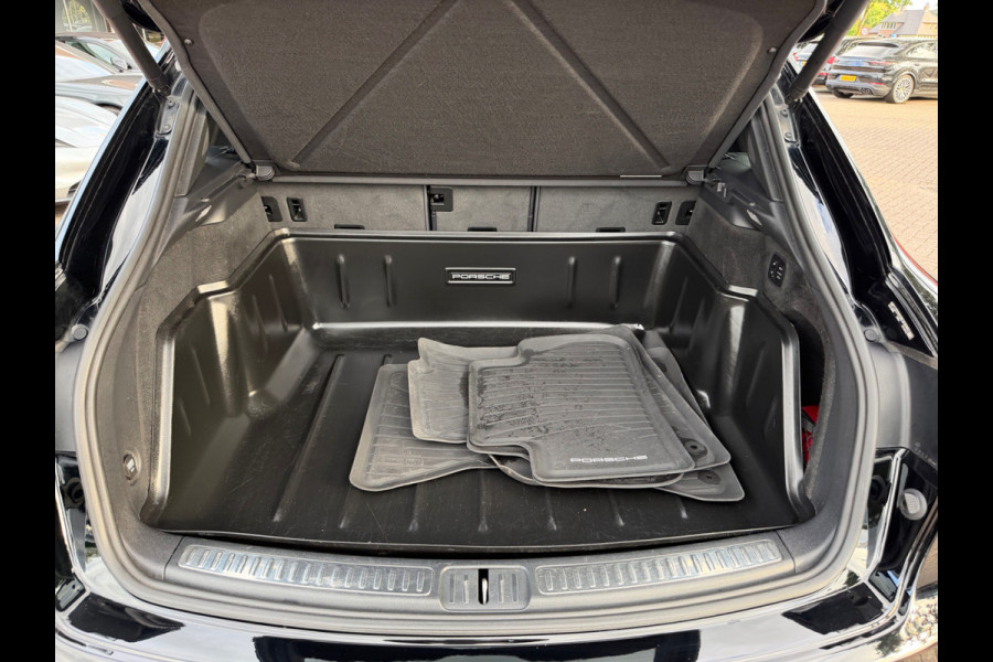 Porsche Macan 2.0 / Trekhaak / Panoramadak / Camera / Adaptieve Stoelen / Luchtvering / 21'' / Bose / Sportchrono / CarPlay / Dodehoek / DAB / ACC
