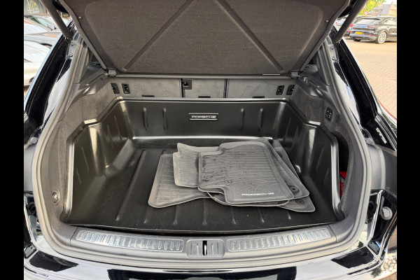 Porsche Macan 2.0 / Trekhaak / Panoramadak / Camera / Adaptieve Stoelen / Luchtvering / 21'' / Bose / Sportchrono / CarPlay / Dodehoek / DAB / ACC