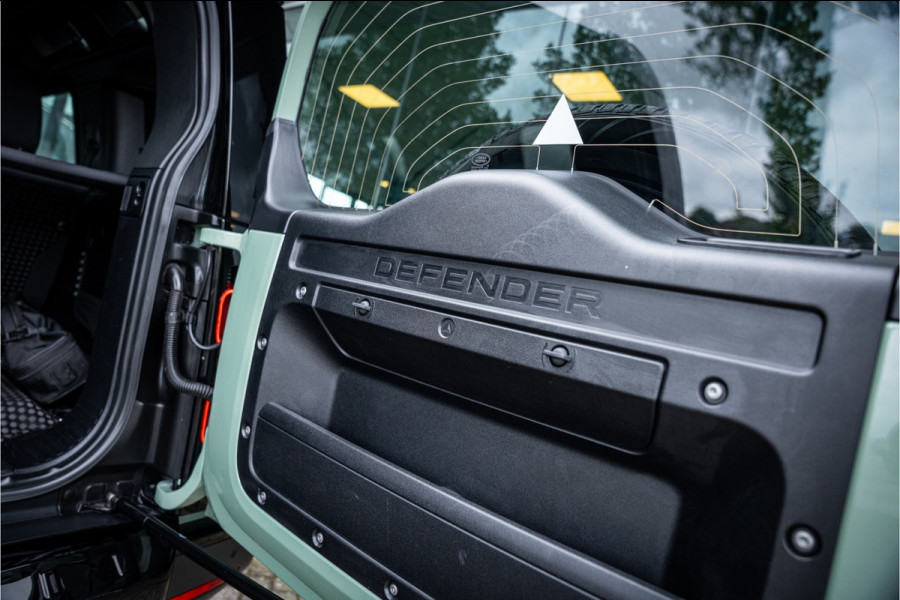 Land Rover Defender 110 2.0 P400e 110 X ** 75 Limited Edition ** Panodak ** Cold Climate ** Trekhaak ** Treeplanken NP 126 K ** EV Rijbereik tot 51km **