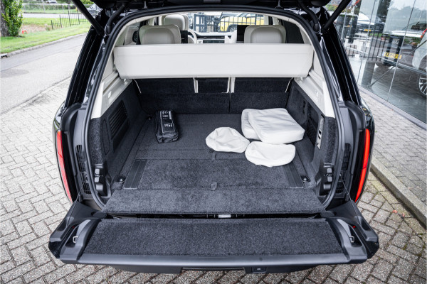 Land Rover Range Rover 4.4 P615 LWB SV ** Tailgate Event Suite ** Business Class Comfo ** Gloss White Ceramic