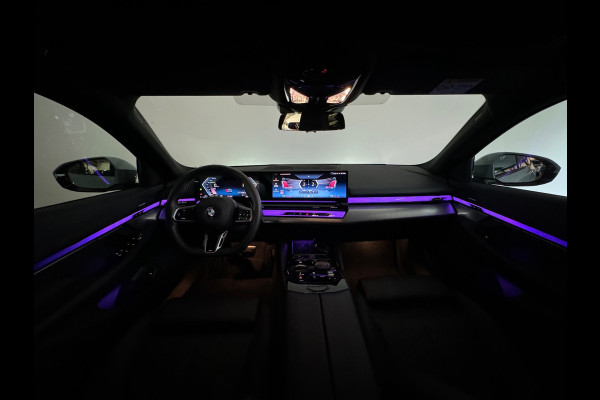 BMW 5 Serie Touring 520i M Pano|H/K|BlindSpot|Maxton|Trekhaak|Sfeer|Camera
