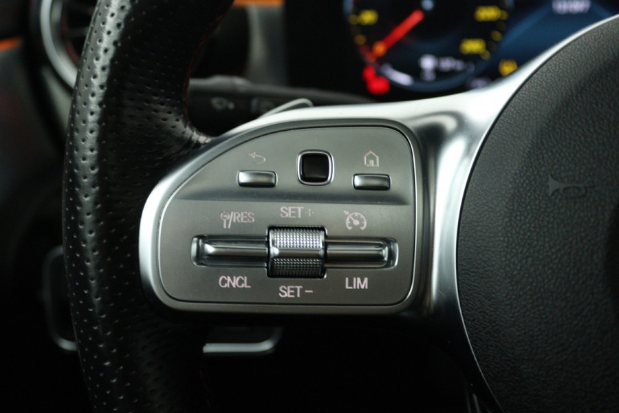 Mercedes-Benz CLA-Klasse Shooting Brake 180 AMG Line (PANORAMADAK, SFEERVERLICHTING, STOELVERWARMING, CAMERA)
