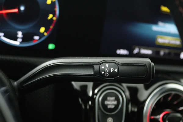 Mercedes-Benz CLA-Klasse Shooting Brake 180 AMG Line (PANORAMADAK, SFEERVERLICHTING, STOELVERWARMING, CAMERA)