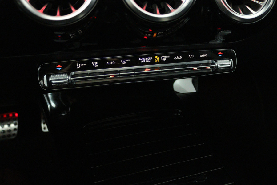 Mercedes-Benz CLA-Klasse Shooting Brake 180 AMG Line (PANORAMADAK, SFEERVERLICHTING, STOELVERWARMING, CAMERA)