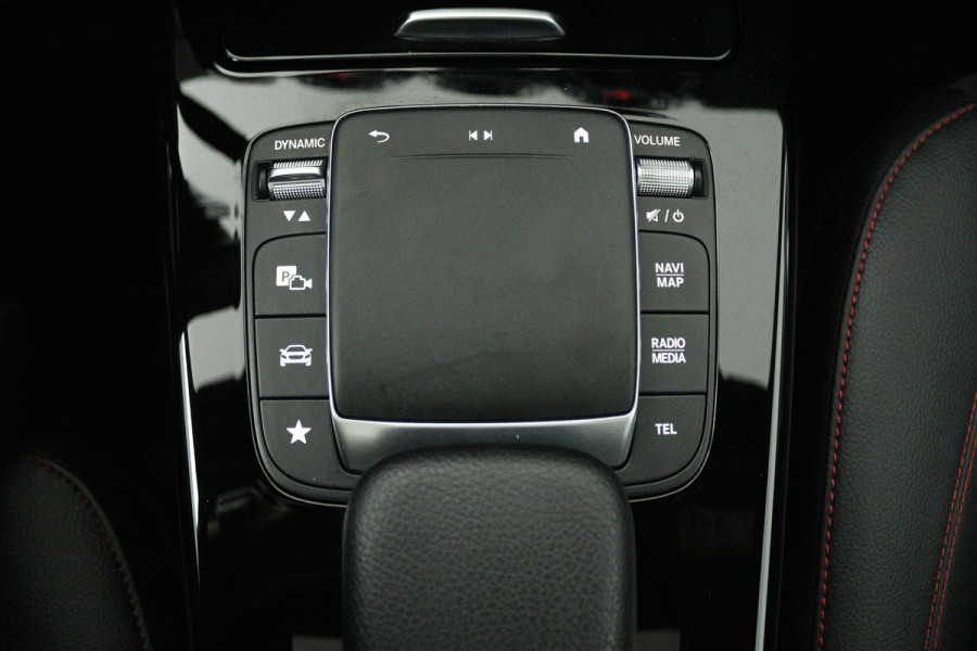 Mercedes-Benz CLA-Klasse Shooting Brake 180 AMG Line (PANORAMADAK, SFEERVERLICHTING, STOELVERWARMING, CAMERA)