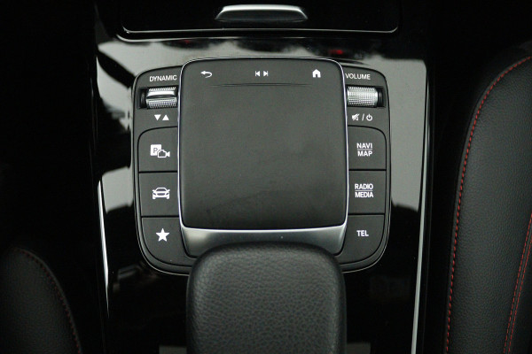 Mercedes-Benz CLA-Klasse Shooting Brake 180 AMG Line (PANORAMADAK, SFEERVERLICHTING, STOELVERWARMING, CAMERA)