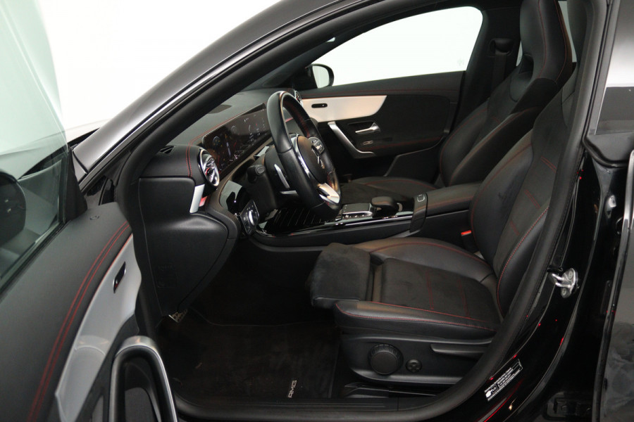 Mercedes-Benz CLA-Klasse Shooting Brake 180 AMG Line (PANORAMADAK, SFEERVERLICHTING, STOELVERWARMING, CAMERA)