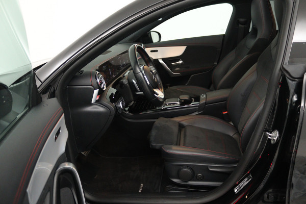 Mercedes-Benz CLA-Klasse Shooting Brake 180 AMG Line (PANORAMADAK, SFEERVERLICHTING, STOELVERWARMING, CAMERA)