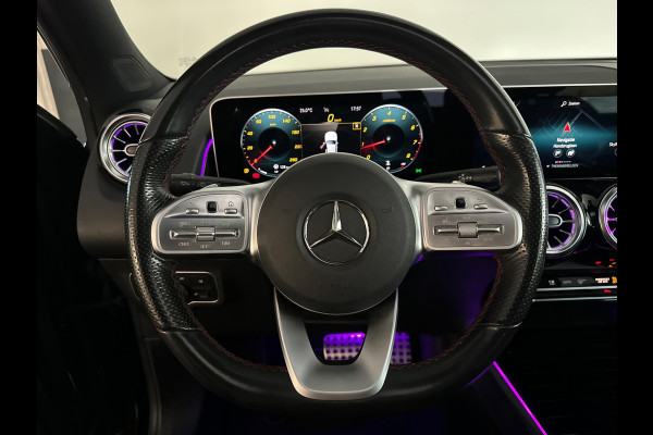Mercedes-Benz Glb 200 AMG Pano|Carbon|Dodehoek|Stoelverwarming|Sfeer|Camera