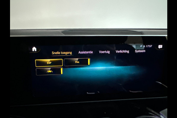 Mercedes-Benz Glb 200 AMG Pano|Carbon|Dodehoek|Stoelverwarming|Sfeer|Camera