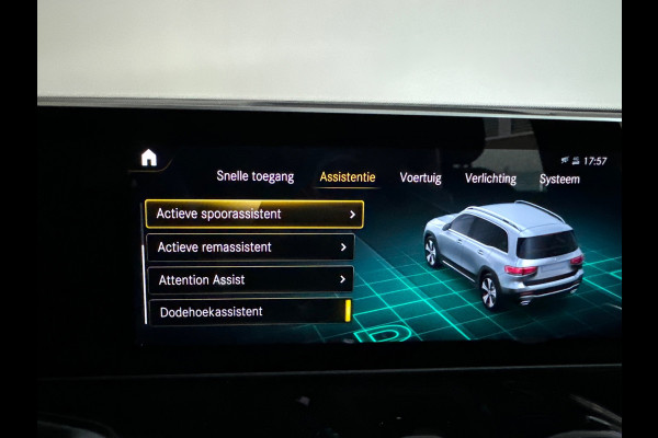 Mercedes-Benz Glb 200 AMG Pano|Carbon|Dodehoek|Stoelverwarming|Sfeer|Camera