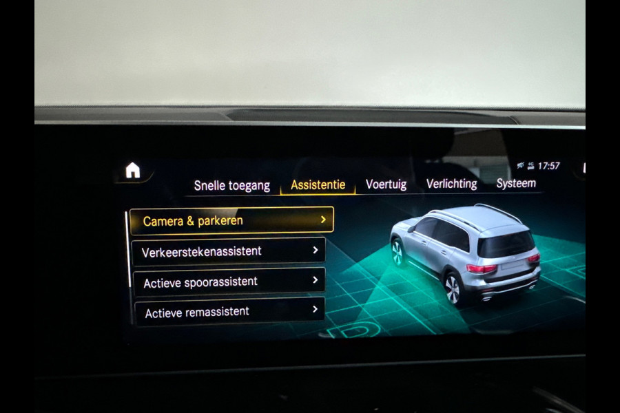 Mercedes-Benz Glb 200 AMG Pano|Carbon|Dodehoek|Stoelverwarming|Sfeer|Camera