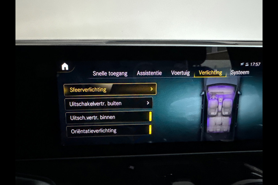 Mercedes-Benz Glb 200 AMG Pano|Carbon|Dodehoek|Stoelverwarming|Sfeer|Camera