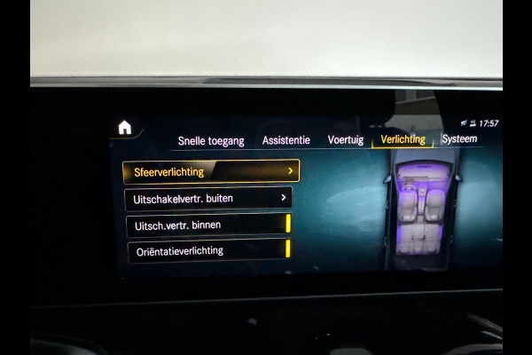 Mercedes-Benz Glb 200 AMG Pano|Carbon|Dodehoek|Stoelverwarming|Sfeer|Camera