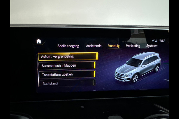 Mercedes-Benz Glb 200 AMG Pano|Carbon|Dodehoek|Stoelverwarming|Sfeer|Camera