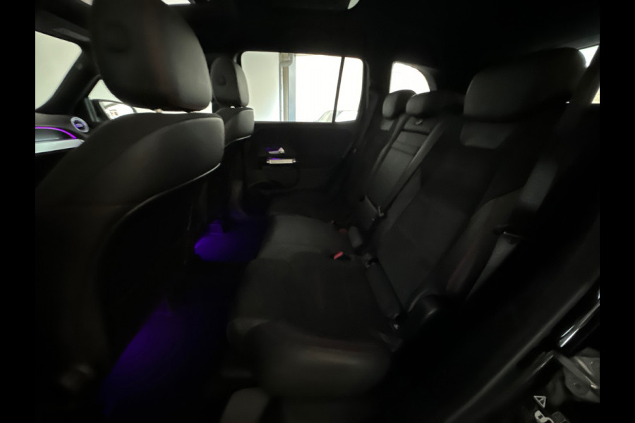 Mercedes-Benz Glb 200 AMG Pano|Carbon|Dodehoek|Stoelverwarming|Sfeer|Camera