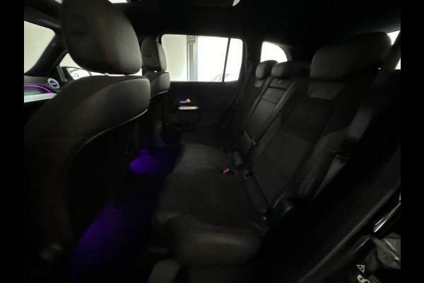 Mercedes-Benz Glb 200 AMG Pano|Carbon|Dodehoek|Stoelverwarming|Sfeer|Camera