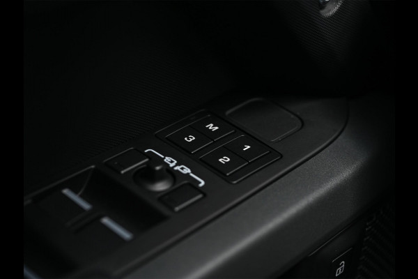 Land Rover Defender 110 2.0 P400e 110 X-Dynamic HSE | Panoramadak | NL-Auto | Dealeronderhouden | Meridian Sound | HUD | 360 Camera | Luchtvering | Stoelverwarming + Ventilatie  | Memory Seats | Trekhaak | Koelbox | Ambiance Interieur |