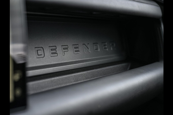 Land Rover Defender 110 2.0 P400e 110 X-Dynamic HSE | Panoramadak | NL-Auto | Dealeronderhouden | Meridian Sound | HUD | 360 Camera | Luchtvering | Stoelverwarming + Ventilatie  | Memory Seats | Trekhaak | Koelbox | Ambiance Interieur |