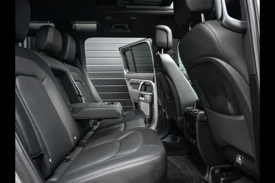 Land Rover Defender 110 2.0 P400e 110 X-Dynamic HSE | Panoramadak | NL-Auto | Dealeronderhouden | Meridian Sound | HUD | 360 Camera | Luchtvering | Stoelverwarming + Ventilatie  | Memory Seats | Trekhaak | Koelbox | Ambiance Interieur |
