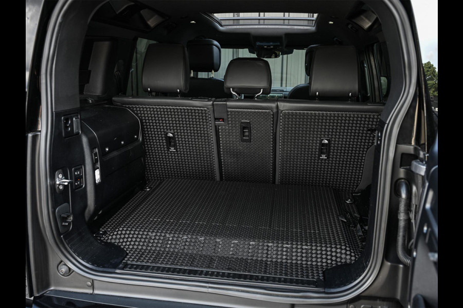 Land Rover Defender 110 2.0 P400e 110 X-Dynamic HSE | Panoramadak | NL-Auto | Dealeronderhouden | Meridian Sound | HUD | 360 Camera | Luchtvering | Stoelverwarming + Ventilatie  | Memory Seats | Trekhaak | Koelbox | Ambiance Interieur |