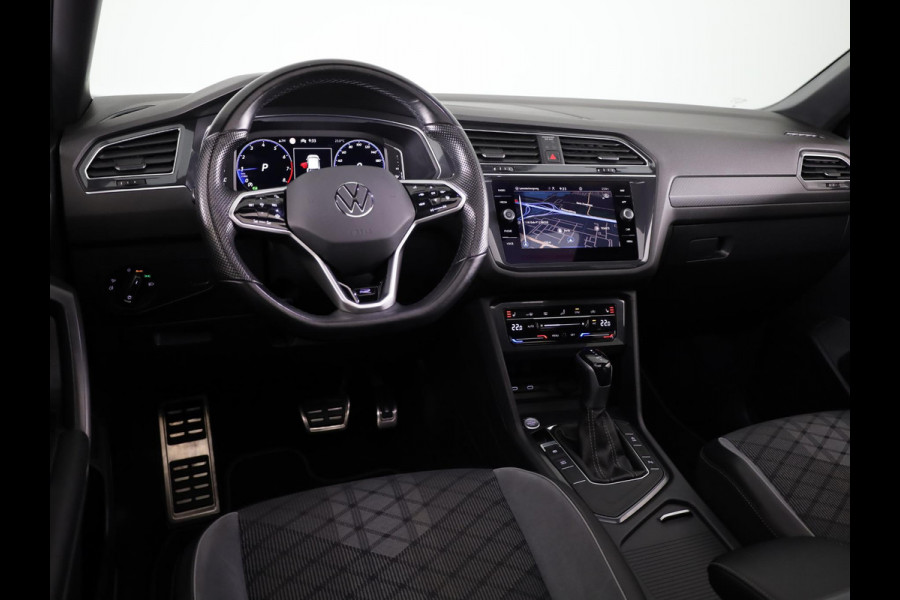 Volkswagen Tiguan Allspace 1.5 TSI R-Line Business+ 7p. |150 pk Automaat (DSG) |R-line  | Navigatie | Matrix LED koplampen | Stoel + Stuur verwarming| Panoramadak | Achteruit rijcamera | Parkeersensoren