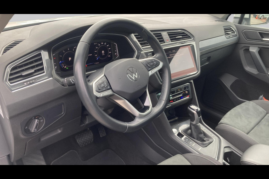 Volkswagen Tiguan 1.5 TSI 150pk DSG Life Business | Panoramadak | Wekl. trekhaak | Keyless | Stoelverwarming