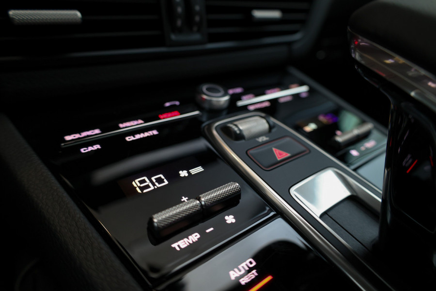 Porsche Cayenne 3.0 E-Hybrid Platinum Edition | NAP! | PANO | 360 | BOSE | LUCHTVERING | SOFT CLOSE | MEMORY | 22 INCH |