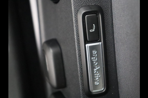 Volkswagen ID.3 First Max 58 kWh | SOH 92.0% | Panoramadak | Adaptive cruise | Stuur/stoel verwarming | Carplay | Camera | Sfeerverlichting | Trekhaak |