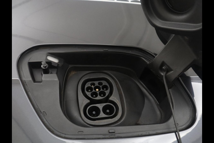 Volkswagen ID.3 First Max 58 kWh | SOH 92.0% | Panoramadak | Adaptive cruise | Stuur/stoel verwarming | Carplay | Camera | Sfeerverlichting | Trekhaak |