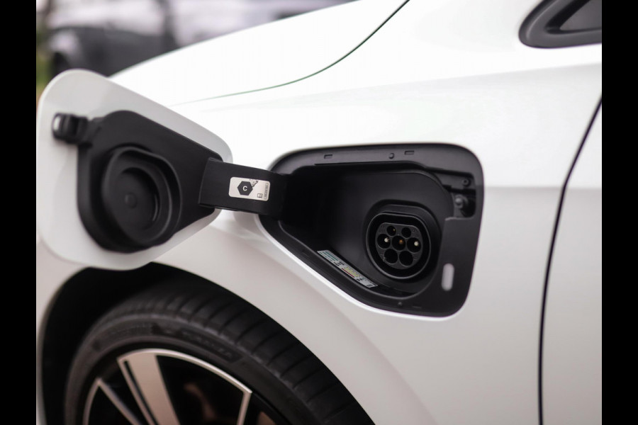 Volkswagen Golf 1.4 eHybrid GTE | Stoel/Stuurverw. | Carplay | IQ Light | PDC | 3-Zone Airco