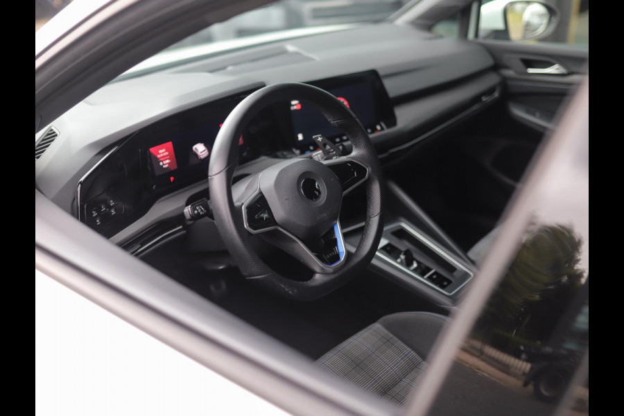 Volkswagen Golf 1.4 eHybrid GTE | Stoel/Stuurverw. | Carplay | IQ Light | PDC | 3-Zone Airco
