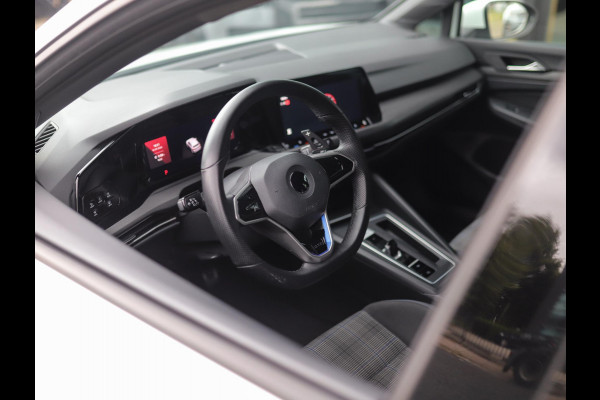 Volkswagen Golf 1.4 eHybrid GTE | Stoel/Stuurverw. | Carplay | IQ Light | PDC | 3-Zone Airco