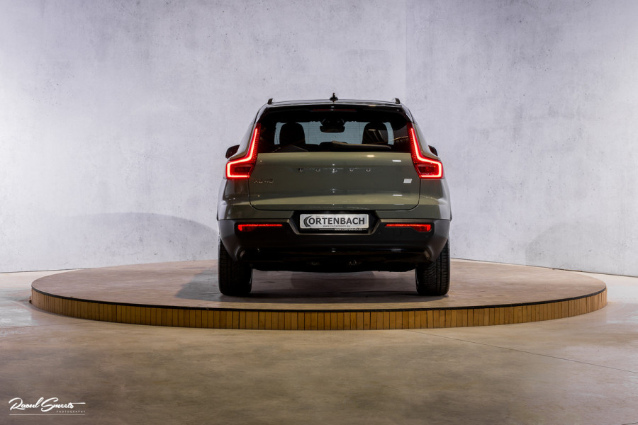 Volvo XC40 Single Motor Extended Range Plus 82 kWh | Sage green | Tailored wool | Adaptieve cruise | Zwenkbare trekhaak | Blis |